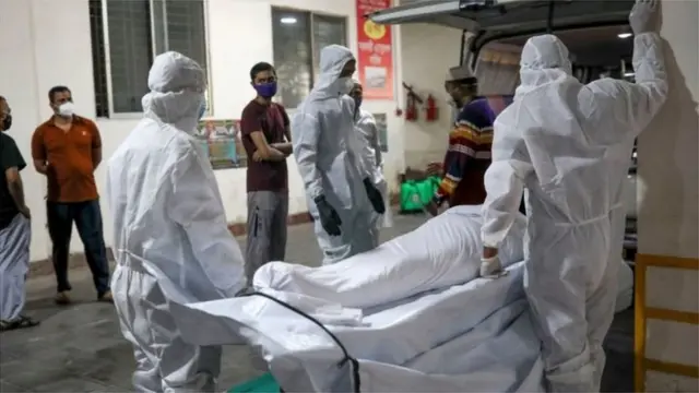 মুগদা জেনারেল হাসপাতাল থেকে করোনা রোগীর মরদেহ নিয়ে যাওয়া হচ্ছে।