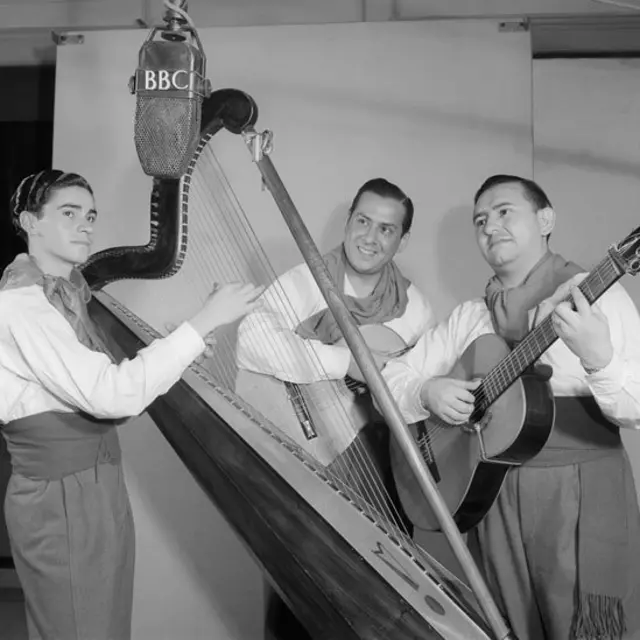 Trío de músicos paraguayo tocando el arpa y guitarras