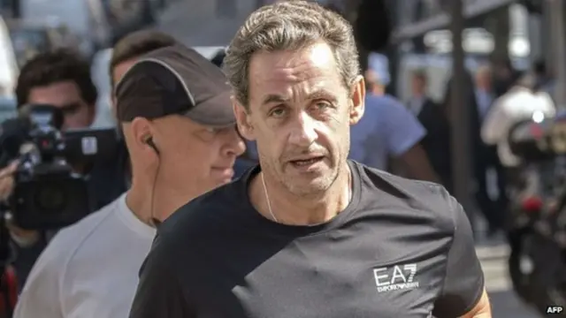 M. Sarkozy est un joggeur passionné - ici, photographié dans une rue de Paris