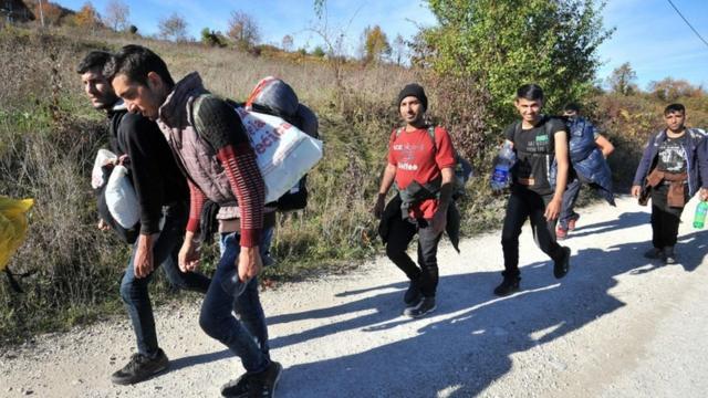 La caravana de miles de migrantes olvidada en Europa BBC News Mundo