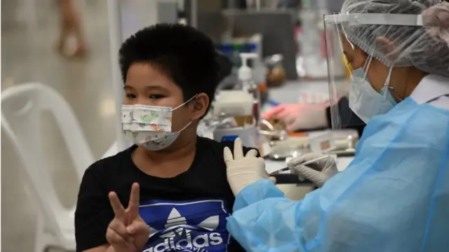 Một em bé được tiêm vaccine ở Thái Lan ngày 16/02/2022