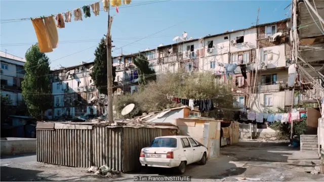 Bakının şimalı həmçinin, Ermənistanla hələ də davam edən sərhəd münaqişəsi üzündən didərgin düşən və qaçan insanların evidir