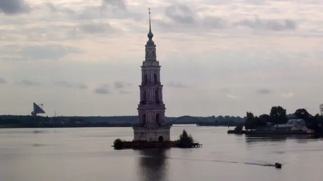 El campanario de la iglesia de la Natividad de Kalyazin