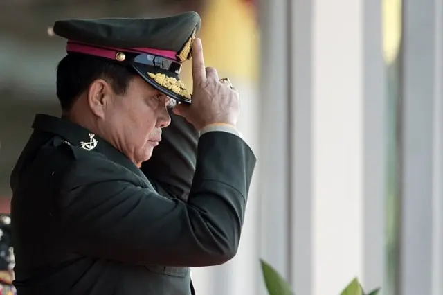 พล.อ.ประยุทธ์ จันทร์โอชา ชมขบวนพาเหรดของกองทัพเนื่องในโอกาสที่เขาเกษียณอายุจากตำแหน่งผู้บัญชาการกองทัพบก ที่โรงเรียนนายร้อยฯ นครนายก 29 ก.ย. 2557