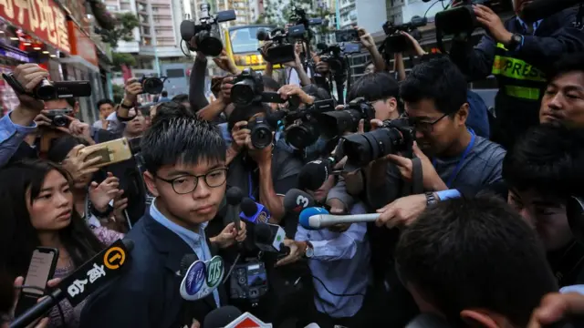 นายโจชัว หว่อง ซึ่งถูกตัดสิทธิการสมัครลงเลือกตั้งครั้งนี้ เดินทางมาลงคะแนน