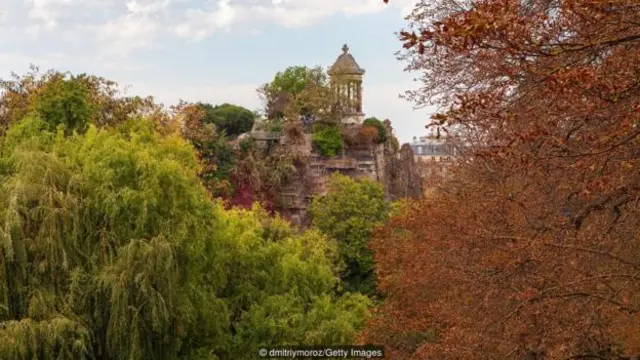 Vườn nho Butte Bergeyre nằm ẩn mình trong một hạt nhỏ nằm cạnh công viên Buttes-Chaumont của Paris.