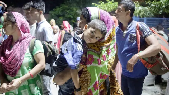 अपने गांवों से निकलकर पठानकोट के एक गरुद्वारे में पहुंचे ग्रामीण.