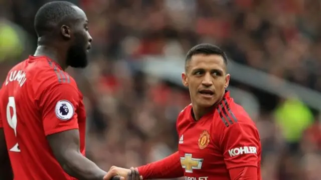 Alexis Sanchez (kulia)