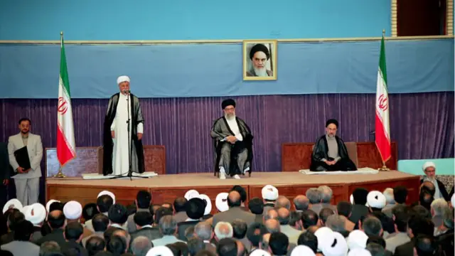 مراسم تنفیذ دور اول ریاست جمهوری محمد خاتمی. فقط رئیس جمهور پیشین با رئیس جمهور منتخب در کنار آیت الله خامنه ای قرار دارند. علی مشکینی رئیس وقت مجلس خبرگان رهبری در گوشه سمت راست دیده می شود