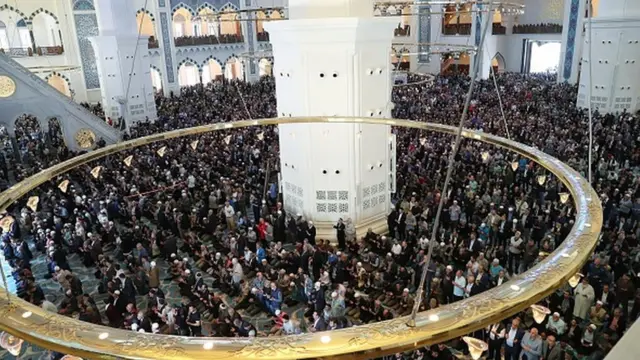 Sallar juma'a ta farko kenan da aka gudanar lokacin bude babban masallacin.