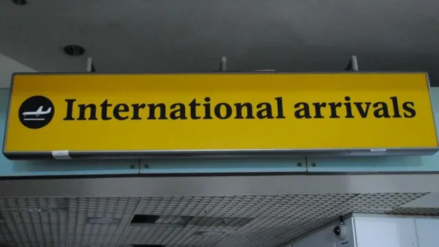 입국, 출국 게이트 표지판은 물론이고 심지어 화장실 표지판도 당신의 것이 될 수 있다