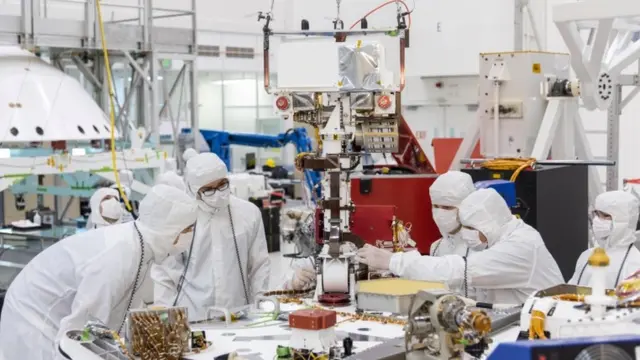 Cientistas do JPL da Nasa no laboratório