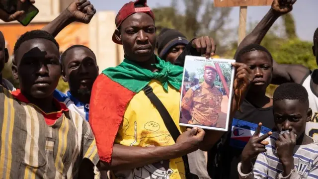 Waandamanaji mjini Ouagadougou wakionesha kuliunga mkono jeshi na hatua ya mapinduzi