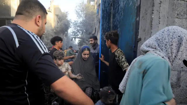 Les Palestiniens évacuent le site des frappes israéliennes sur des maisons dans le centre de Gaza.