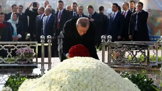 Erdoğan Səmərqənd şəhərində İslam Karimovun məzarını yad edib