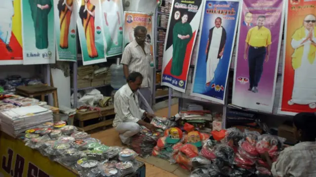 கட்சி கொடியுடன் செல்லும் வாகனங்கள் போக்குவரத்து விதியை மதிப்பதில்லை