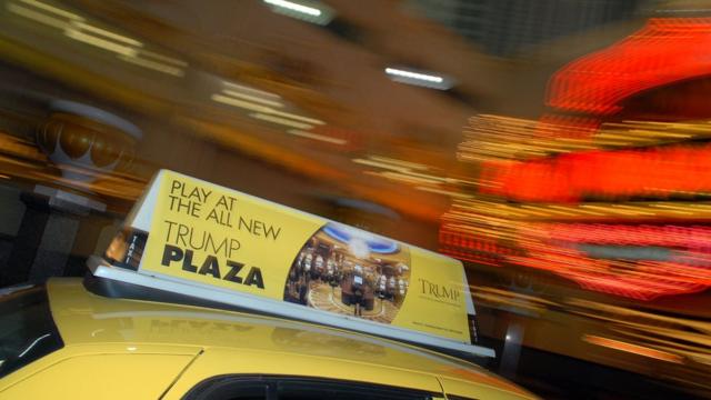 Taxi con publicidad de un casino Trump