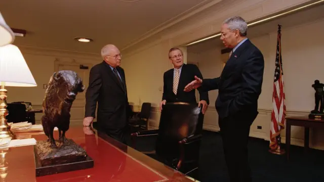 از راست: کالین پاول (وزیر خارجه وقت)، دونالد رامسفلد (وزیر دفاع وقت) و دیک چینی (معاون رئیس‌جمهور در دوران جورج بوش) به عنوان طراحان اصلی جنگ عراق ۲۰۰۳. از این جمع تنها اعتقادات دیک چینی به جان بولتون شباهت بسیاری دارد.