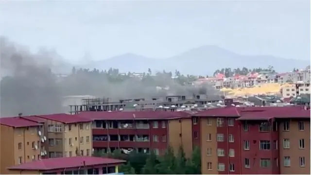 الدخان يتصاعد في سماء أديس أبابا عقب احتجاجات الثلاثاء