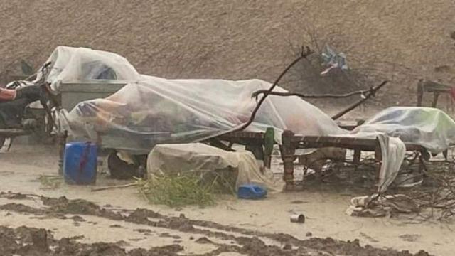 Pessoas se cobrindo com lonasscore pokerplástico