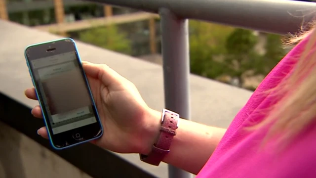 Lorraine Crighton-Smith mostrando su celular