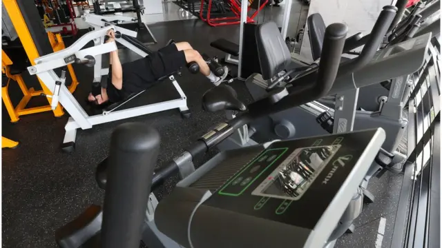 마스크 착용을 하고 운동을 하다가 호흡이 어려워지면 즉시 벗어야 한다