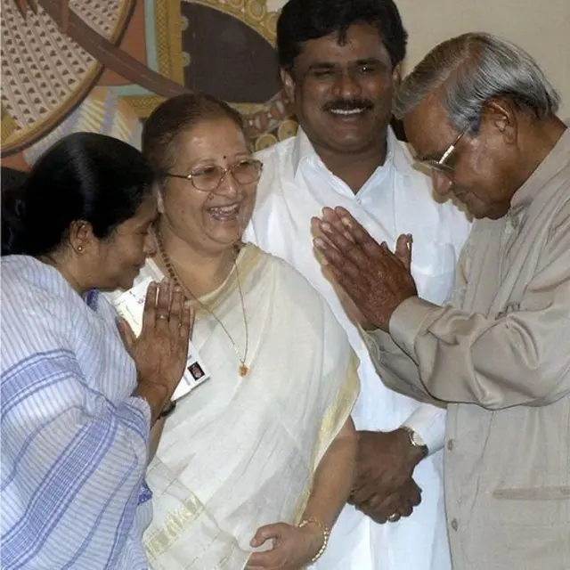 2003లో అటల్ బిహారీ వాజ్‌పేయి ప్రభుత్వంలో మమత మంత్రి అయ్యారు