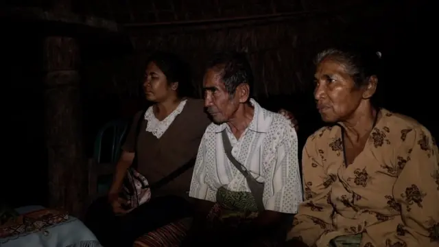 Meriance bersama kedua orang tuanya di Desa Poli, TTS, NTT.