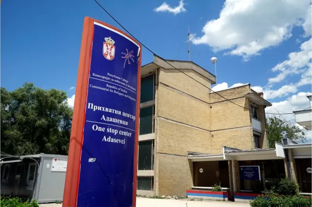 Exterior del centro de Adasevci, Serbia.