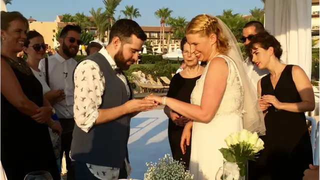 ইসরায়েলের এক দম্পতি বিয়ে করছেন