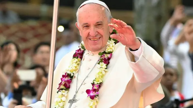 Pope waves to crowds in Dhaka, Bangladesh
