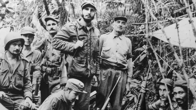 Fidel Castro y un grupo de guerrilleros