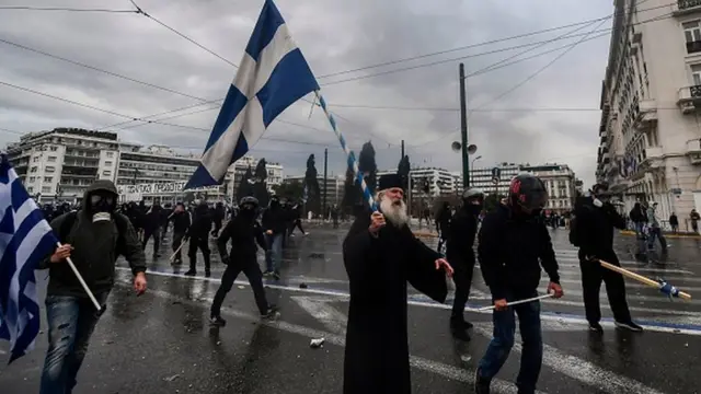 Başkent Atina'daki protestolara din adamları da katıldı