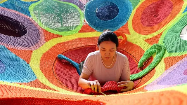 山东省滨州市惠民县李庄镇某体育绳网生产企业车间内,工人正在加快生产体育绳网订单。