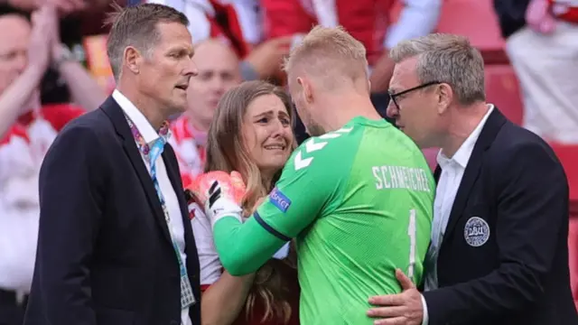 মাঠে উপস্থিত এরকসেনের বান্ধবী