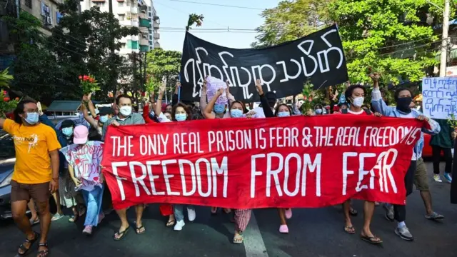 ပန်းပင်ကြီးလမ်းဆန္ဒပြပွဲ ကားနဲ့ ဝင်မတိုက်မီ