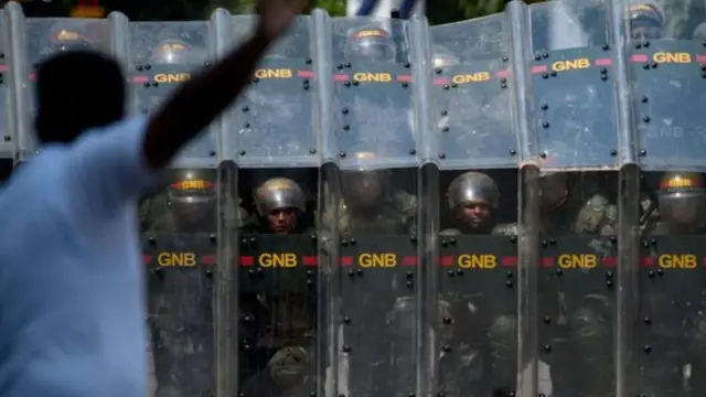 Policiais venezuelanos durante protesto