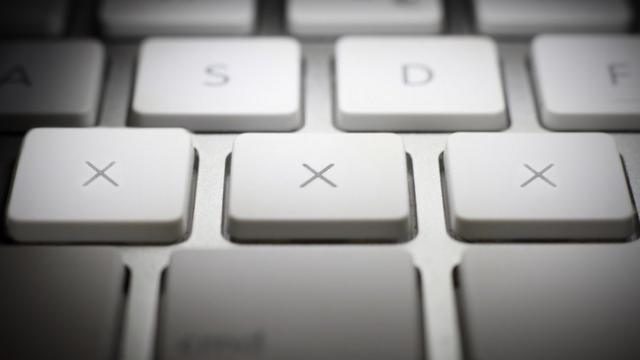 Un clavier d'ordinateur avec les touches XXX - signifiant pornographie hard core