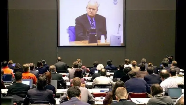 দ্য হেগের আন্তর্জাতিক আদালতে মিঃ মিলোশেভিচের বিচার কার্যক্রম বড় পর্দায় দেখছেন সাংবাদিকরা।