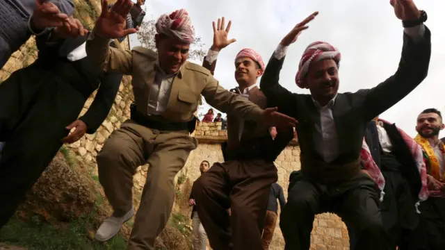 Эркаклар рақсга тушишмоқда