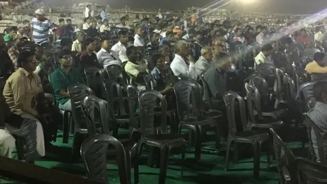 સભામાં બેઠેલા લોકો અને ખાલી ખુરશીની તસવીર