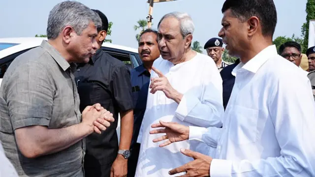 ओडिशा के मुख्यमंत्री नवीन पटनायक रेलमंत्री से बात करते हुए हुए.