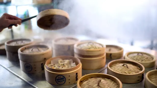 Comida asiática cocinada al vapor.