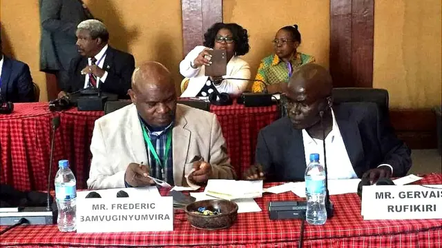 Abahoze ari ivyegera vy'umukuru w'igihugu Frederic Bamvuginyumvira (i bubamfu) na Gervais Rufyikiri (i buryo)