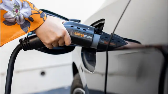 一名美国女子在奥克兰为汽车充电