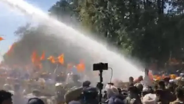 ਅਕਾਲੀ ਦਲ ਉੱਤੇ ਪਾਣੀ ਦੀਆਂ ਬੁਛਾੜਾਂ