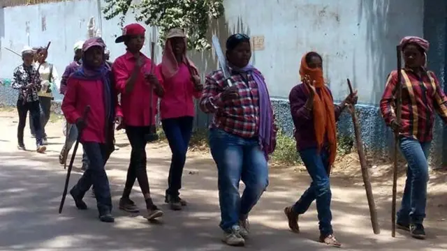 जनी शिकार पर निकली महिलाएं