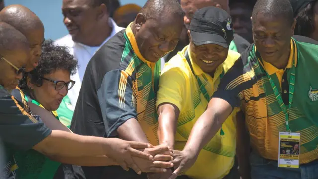 Umukuru w'umugambwe ANC, Cyril Ramaphoza (hagati yambaye umupira wirabura)
