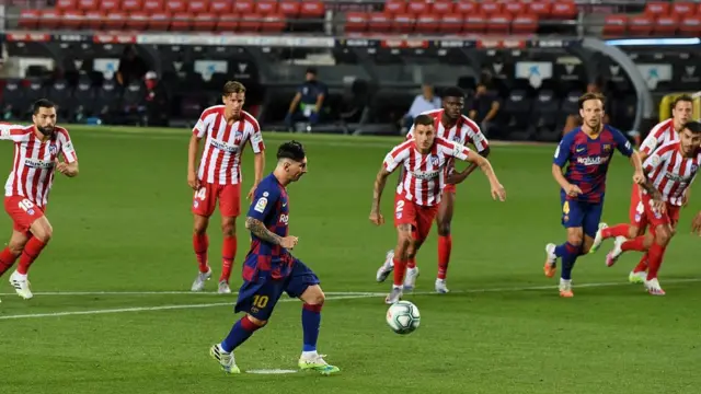 لیونل مسی در بازی مقابل اتلتیکو مادرید توانست هفتصدمین گل دوران حرفهایش را بزند