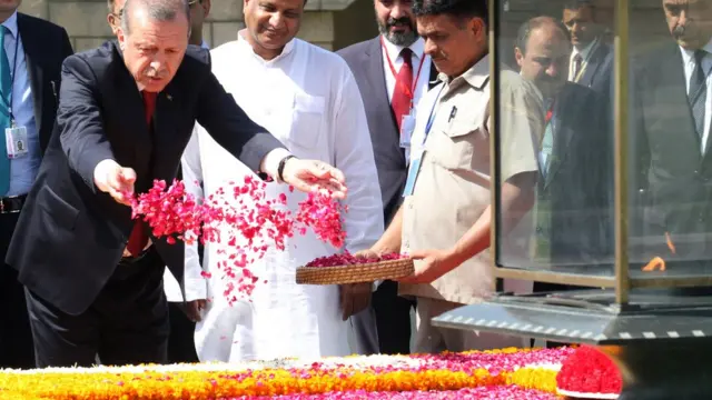 দিল্লির রাজঘাটে গান্ধী স্মৃতিসৌধে শ্রদ্ধা জ্ঞাপন করছেন মি. এরদোয়ান।